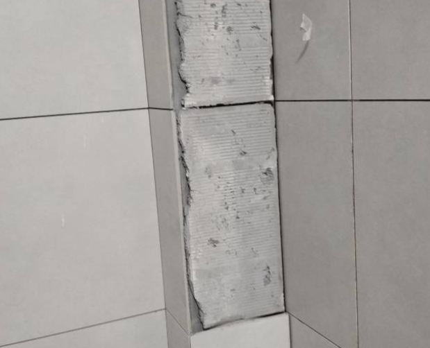 魏县瓷砖空鼓维修公司分享下瓷砖施工前基层浇水润湿程度不足，可能导致以下问题