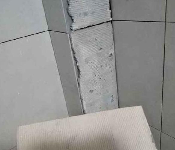 魏县瓷砖空鼓维修公司分享下厨房瓷砖脱落的补救措施。